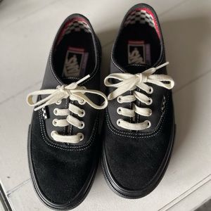 Vans Skateboarding Shoes - black - never worn - mens 6.5/womens 8